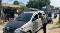Polisi melakukan operasi penyekatan di kawasan C|ileungsi, Bogor. Operasi ini berkaitan dengan larangan mudik Lebaran 2021. (Liputan6.com/Achmad Sudarno)