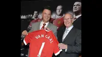 Pelatih baru Manchester United, Louis Van Gaal (kiri) berfoto bersama Bobby Charlton, usai menggelar jumpa pers perdananya di Stadion Old Trafford, (17/7/2014). (REUTERS/Nigel Roddis) 