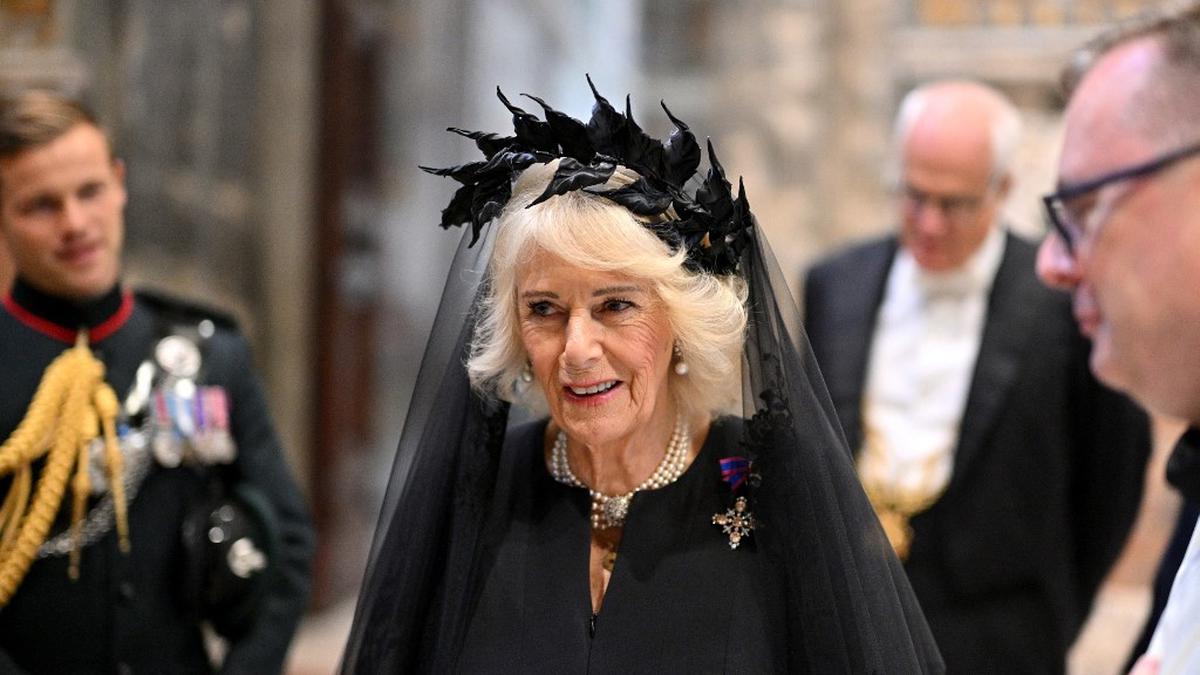 Ratu Camilla Bergaun Hitam Saat Temui Paus Leo XIV di Vatikan, Bros Senilai Rp 881 Juta Disorot