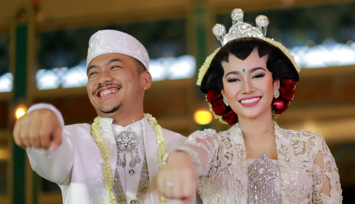 "Enggak deg-degan, kalo ucapan ijab kabul udh dihafal. Allhamdulillah sudah disaksikan bersama-sama kami sudah melakukan akad nikah, Alhamdulillah lancar," ujar Arie. (Adrian Putra/Bintang.com)