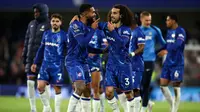 Marc Cucurella dan Reece James bersenda gurau setelah laga Chelsea vs Manchester United pada pekan 37 Liga Inggris 2024/2025 di Stamford Bridge, Sabtu (17/5/2025) dini hari WIB berakhir. (HENRY NICHOLLS / AFP)