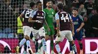 Bek Aston Villa asal Inggris #04, Ezri Konsa (kiri), merayakan gol ketiga timnya selama pertandingan leg kedua perempat final Liga Champions UEFA antara Aston Villa dan Paris Saint-Germain di Villa Park di Birmingham, Inggris bagian tengah, Rabu dini hari WIB (16-4-2025). (Paul ELLIS/AFP)