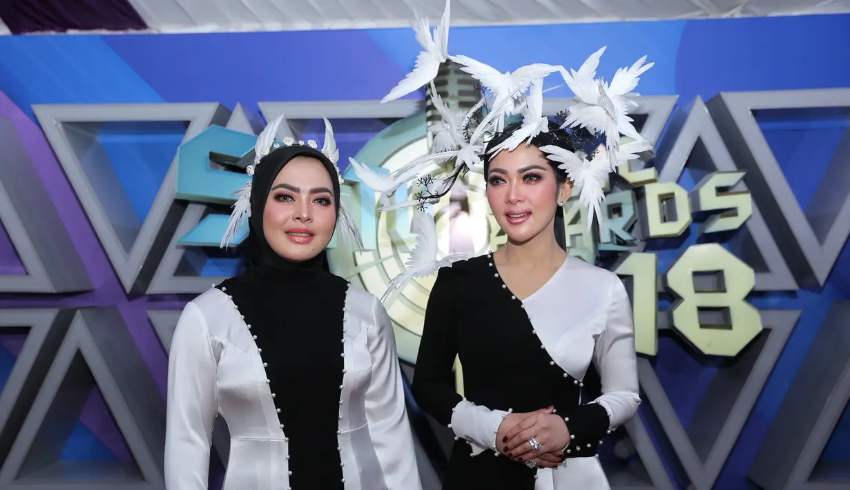 Malam itu, Syahrini juga meluncurkan single terbarunya. Lagu berjudul Cinta Terbaik yang dibawakan bersama dengan adiknya, Syaharani. (Adrian Putra/Bintang.com)