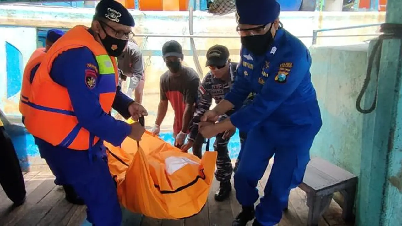 Satpol Air Polres Probolinggo evkausi jenazah AKB yang meninggal di Tengah Laut (Istimewa)