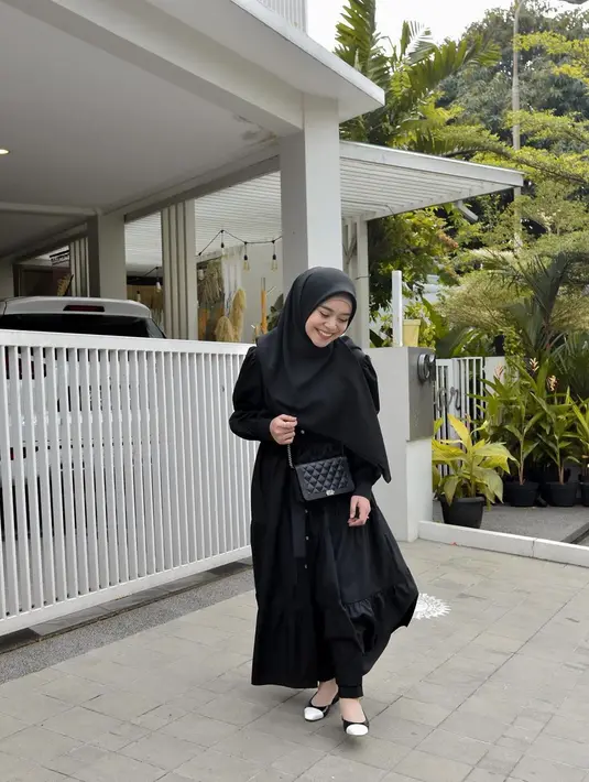 Pakai gamis dan jilbab serba hitam ditambah flat shoes warna senada, Lesty Kejora tampilkan gaya casual namun tetap modis.(Liputan6.com/IG/@lestykejora)