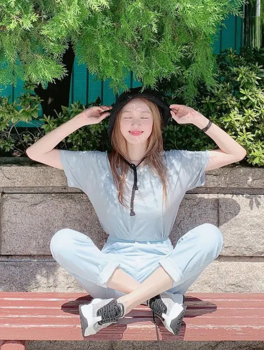 Jika biasanya ia membiarkan kaos oblongnya begitu saja, kali ini Lee Sung Kyung memasukkan bagian pinggang kaosnya ke celana jeans yang ia pakai. Penampilan simpel pemain drama Shooting Stars ini kadang dilengkapi aksesoris seperti topi. (Instagram/@heybiblee)