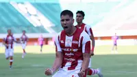 Penyerang asing Persis Solo, David Gonzalez, meluapkan emosinya setelah berhasil mencetak gol ke gawang RANS Nusantara FC pada laga yang berlangsung di Stadion Maguwoharjo, Sleman, Jumat (22/9/2023). (Bola.com/Radifa Arsa)
