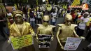 Dengan berlumur tinta emas mereka rela berdiri berjam-jam tanpa bergerak di Gelora Bung Karno, Senayan, Jakarta (Liputan6.com/Andrian M Tunay)