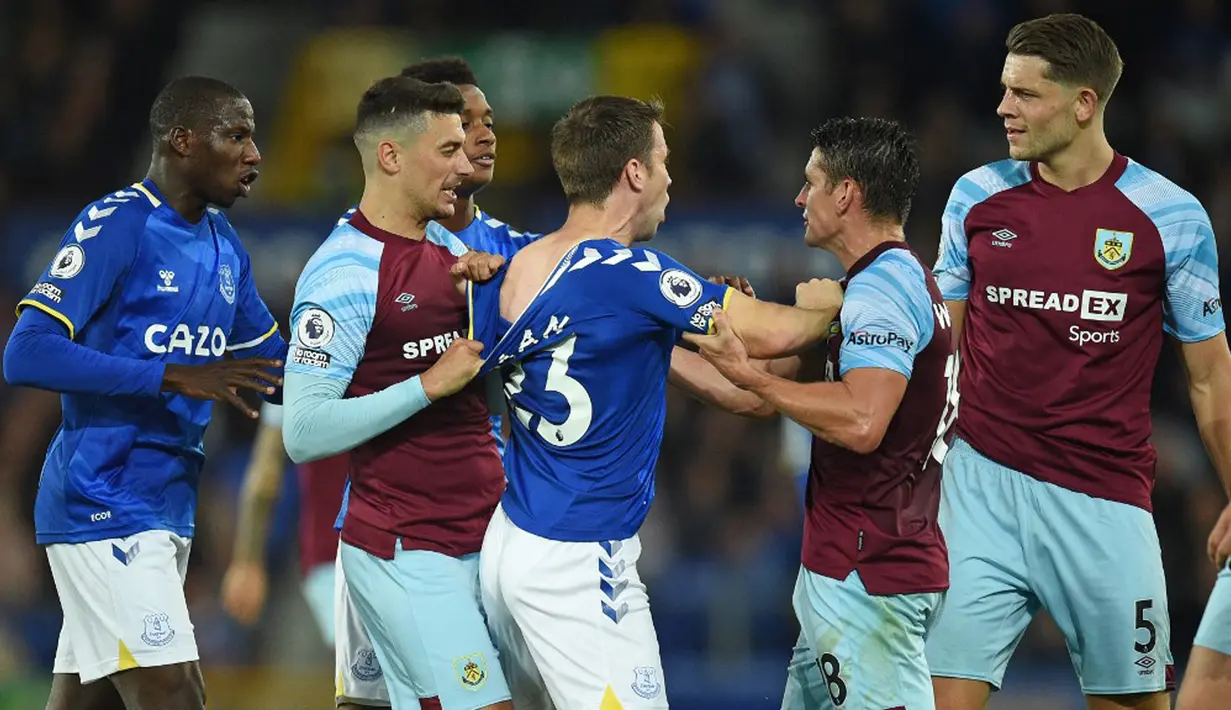 (kiri/kanan) Abdoulaye Doucoure, Matthew Lowton, Demarai Gray, Seamus Coleman, Ashley Westwood, dan James Tarkowski terlibat ceckcok saat pertandingan Liga Inggris antara Everton dan Burnley di Goodison Park, Liverpool, Inggris, 13 September 2021. Everton menang 3-1. (Oli SCARFF / AFP)