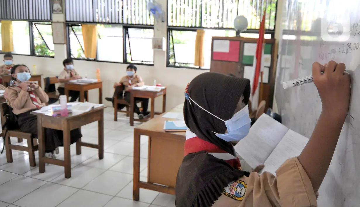 Siswa kelas V menggunakan hand sanitizer sebelum pelaksanaan pembelajaran tatap muka di SDN Pondok Labu 14, Jakarta Selatan, Rabu (7/04/2021). Mulai hari ini, Pemprov DKI melakukan pembelajaran tatap muka bagi 85 sekolah dari semua jenjang pendidikan hingga 29 April. (merdeka.com/Arie Basuki)