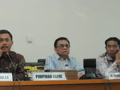 Ketua DPRD DKI Jakarta Prasetio Edi Marsudi bersama wakil Ketua DPRD Abraham Lunggana dan M Taufik memberikan keterangan pers di Gedung DPRD, DKI Jakarta, Kamis (5/3/2015). (Liputan6.com/Herman Zakharia)