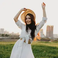 Ilustrasi perempuan bahagia/copyright shutterstock.com/Galina Zhigalova