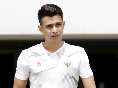 Nadeo Argawinata - Kiper andalan Timnas Indonesia ini selain andal dalam menjaga gawang ia juga memiliki kelebihan yakni berparas tampan. Nadeo juga disebut-sebut mirip dengan kiper Chelsea, Kepa Arizzabalaga. (Bola.com/M Iqbal Ichsan)