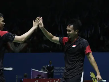 Ganda putra Indonesia, Mohammad Ahsan/Hendra Setiawan, merayakan kemenangan atas ganda Inggris, Marcus Ellis/Chris Langridge, pada Indonesia Open 2019 di Istora Senayan, Jakarta, Rabu (17/7). Ahsan/Hendra menang 28-26, 21-17. (Bola.com/Yoppy Renato)
