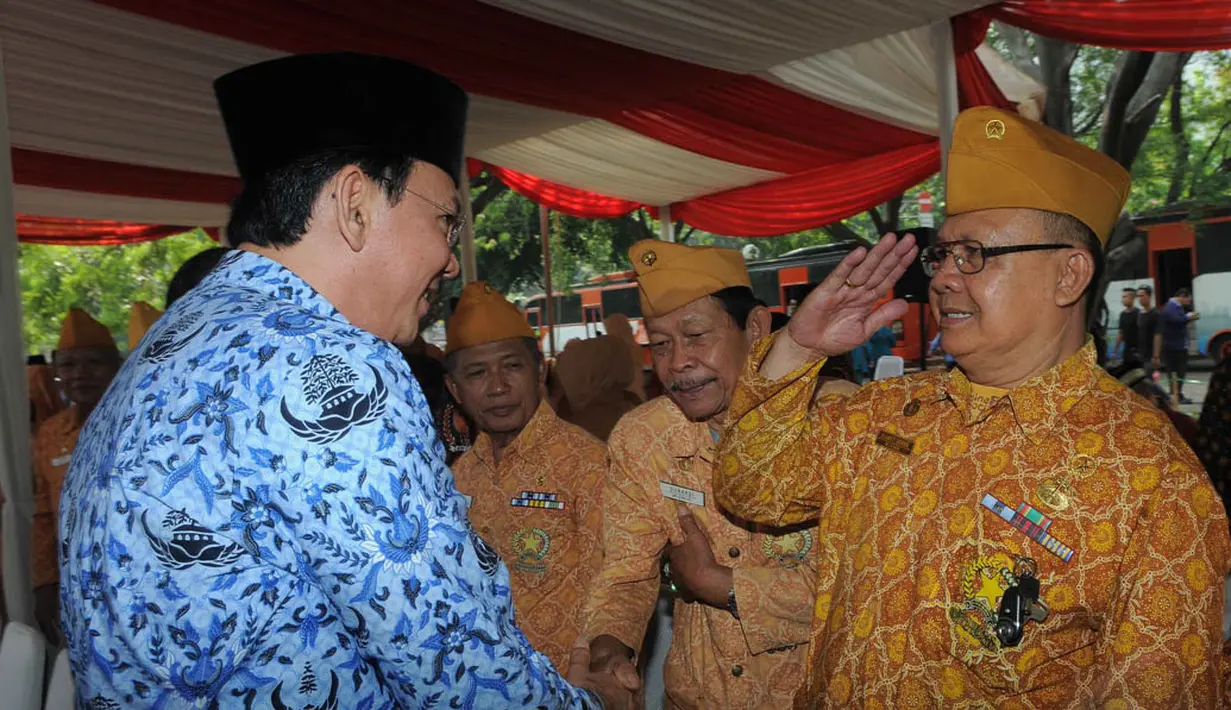 Ahok menyalami para veteran perang yang hadir dalam kesempatan tersebut, Jakarta, Senin (10/11/2014). (Liputan6.com/Herman Zakharia)  