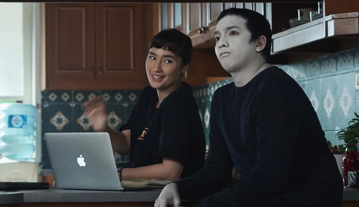 Dalam film Ghost Writer yang tayang pada 2019, Tatjana Saphira berperan sebagai Naya. Berkisah tentang penulis yang bekerja sama dengan hantu untuk menulis novel. Main film horor untuk kali pertama, wanita 25 tahun ini pun sempat mengungkapkan ada tantangan tersendiri. Apalagi ia melakoni sebagai karakter utama. (Liputan6.com/IG/@tatjanasaphira)