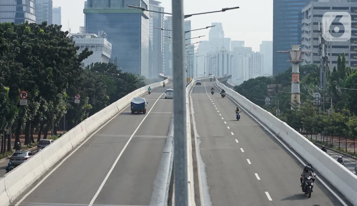 Pengendara sepeda motor melintasi Jalan Layang Non-Tol (JLNT) Kampung Melayu-Tanah Abang di Jakarta, Selasa (9/6/2020). Kurangnya penindakan pelanggar lalu lintas menyebabkan sebagian pemotor nekat menerobos JLNT, meskipun perilaku tersebut membahayakan keselamatan. (Liputan6.com/Immanuel Antonius)