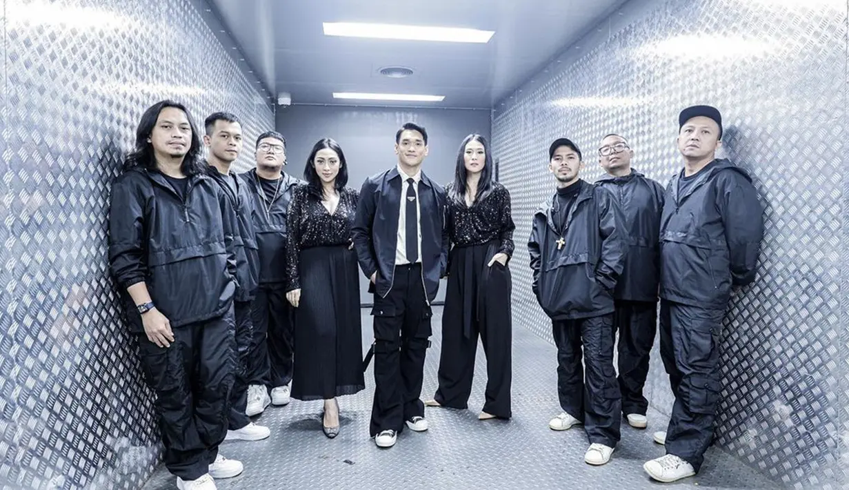 Kembali sukses menggelar konser di Malaysia, Afgan juga turut mengucapkan rasa syukur dan terima kasihnya kepada keluarga, sahabat dan tim. Tak sedikit pula rekan selebriti yang turut memberikan ucapan selamat kepadanya. (Liputan6.com/IG/@afgan__)