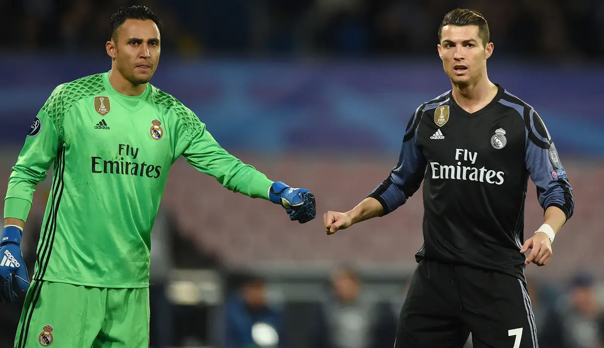 Keylor Navas pernah mempersembahkan tiga trofi Liga Champions dan satu gelar Liga Spanyol untuk Los Blancos bersama Cristiano Ronaldo. Pada tahun 2019 lalu, Navas resmi menjadi kiper Paris Saint-Germain dan saat ini akan menjadi rekan satu tim Lionel Messi. (Foto: AFP/Filippo Monteforte)