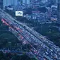 Kendaraan menyemut di Tol Dalam Kota kawasan Gatot Subroto, Jakarta, Jumat (9/9). Bertambahnya volume kendaraan jelang libur panjang Idul Adha membuat lalu lintas menjadi macet. (Liputan6.com/Gempur M Surya)