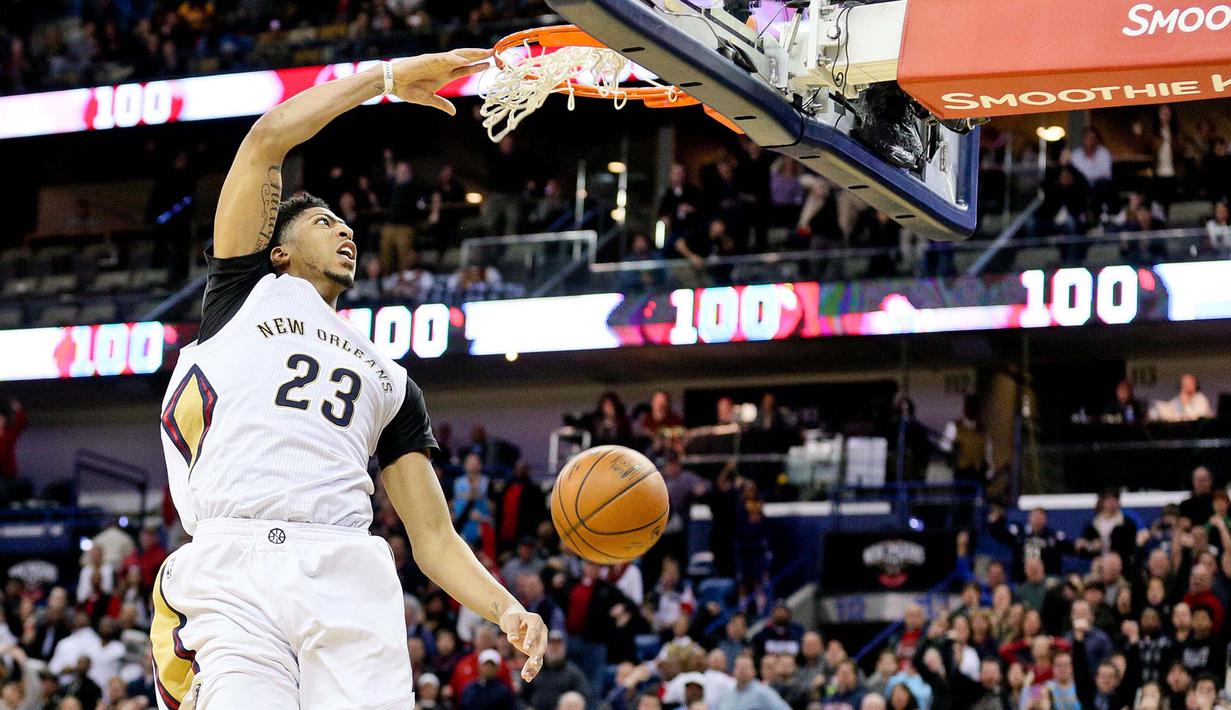 Pemain New Orleans Pelicans, Anthony Davis (23) melakukan dunks  saat melawan Cleveland Cavaliers pada lanjutan NBA di Smoothie King Center, New Orleans, Sabtu (5/12/2015) WIB. (Reuters/Derick E. Hingle)