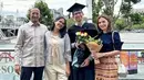 <p>Bersama suami dan putrinya, Najwa pun hadir di wisuda Izzat yang lulus dari Department of Government dalam kurun waktu tiga tahun. @najwashihab</p>