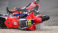 Pembalap MotoGP asal Spanyol dari tim Honda HRC Castrol, Joan Mir, mengalami kecelakaan saat menjalani balapan MotoGP Grand Prix Australia di Philip Island pada 19 Oktober 2025. (WILLIAM WEST / AFP)