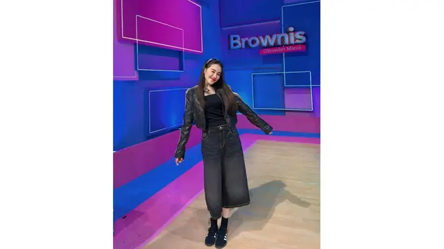 Gaya Ayu Tingting Kenakan Outfit dengan Style Korea