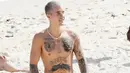 Justin Bieber memang kini sering banget terlihat shirtless di berbagai kesempatan. (Leo Marlina/Splash News)