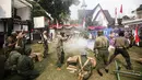 Sejumlah seniman memerankan para pahlawan dan penjajah dalam Pertunjukan Sosiodrama "Reenactor Bangor" Gelora Bangsa di halaman Museum Naskah Proklamasi, Jakarta, Selasa (16/8/2022). Pertunjukan tersebut merupakan salah satu rangkaian acara Napak Tilas Proklamasi dalam rangka menyambut Ke-77 Kemerdekaan Republik Indonesia (RI). (Liputan6.com/Faizal Fanani)