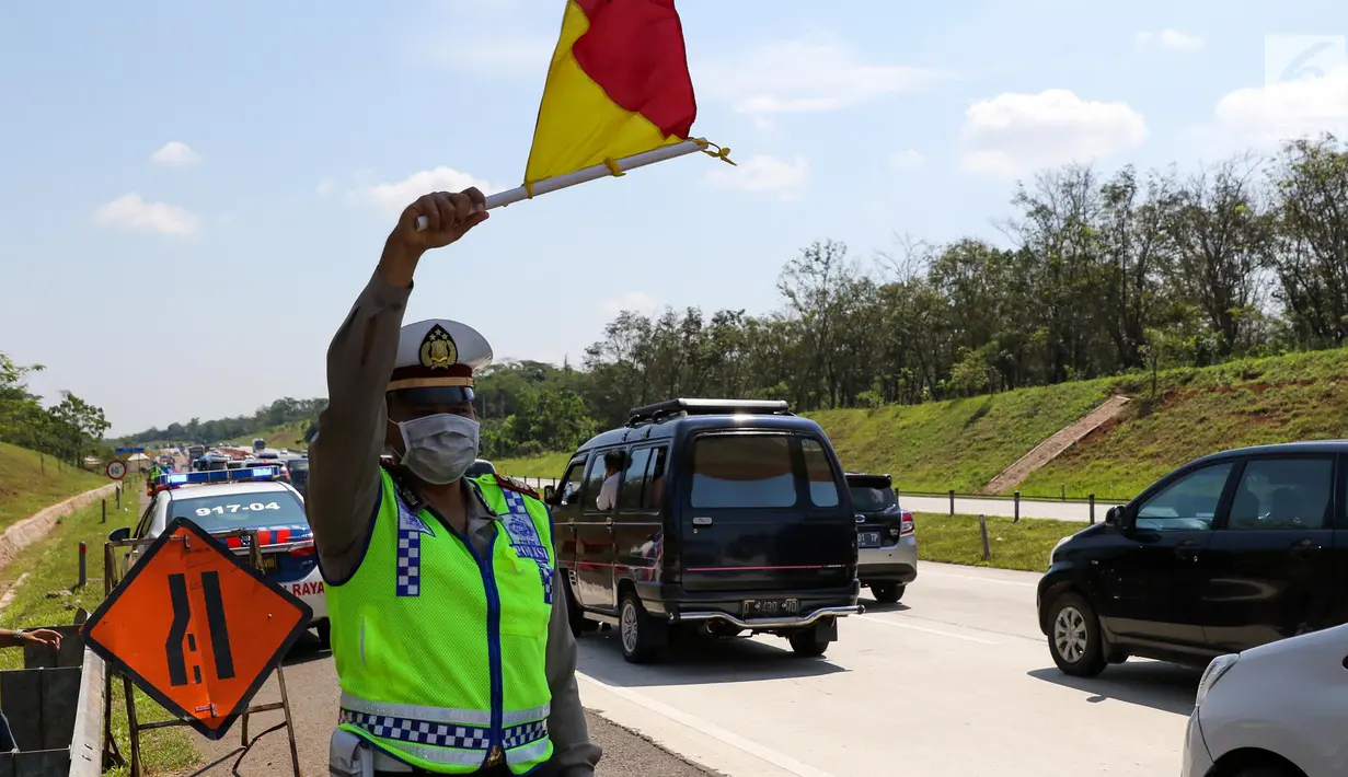 Petugas kepolisian mengatur lalu lintas di jalur arah Jakarta Tol Cipali, Jawa Barat, Kamis (29/6). Sejumlah kepolisian disiagakan untuk mengatur lalu lintas di Tol Cipali yang semakin padat oleh pemudik arus balik. (Liputan6.com/Faizal Fanani)