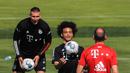Leroy Sane dan Niklas Suele mengikuti sesi latihan Bayern Munchen di Munich, Jerman (14/7/2020). Munchen mendatangkan Leroy Sane dari Manchester City dengan kontrak berdurasi lima tahun hingga 2025 mendatang, seperti diumumkan oleh klub Bundesliga tersebut pada 3 Juli. (Xinhua/Philippe Ruiz)