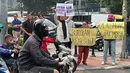 Pengunjuk rasa yang terdiri dari berbagai elemen masyarakat berunjuk rasa di sekitar kantor Badan Gizi Nasional (BGN), Jalan Kebun Sirih, Jakarta Pusat, Rabu (10/6/2026). (merdeka.com/Arie Basuki)