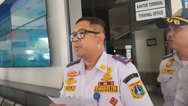 Kepala Terminal Kampung Rambutan Yulza Ramadhoni menyampaikan perkembangan arus mudik pada Minggu (7/4/2024)