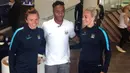 Raheem Sterling berpose dengan pemain putri Manchester City, Krystle Johnston (kiri) dan Toni Duggan. (Twitter.com)