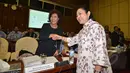Menteri Kelautan dan Perikanan, Susi Pudjiastuti (kiri) berjabat tangan dengan Wakil Ketua Komisi IV Siti Hediati Soeharto(kanan) sebelum memulai rapat kerja dengan Komisi IV DPR RI, Jakarta, Senin (26/1/2015). (Liputan6.com/Andrian M Tunay).