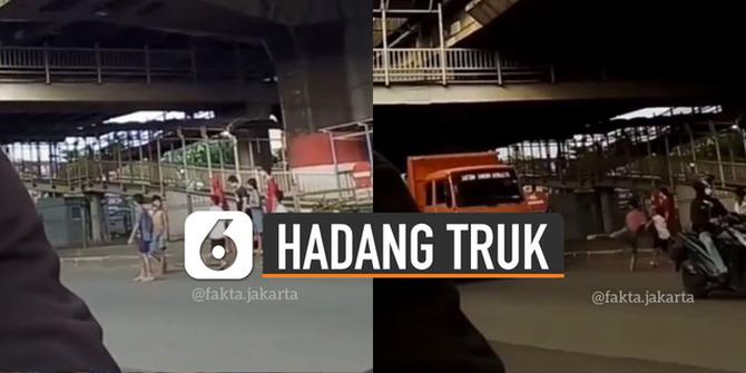 VIDEO: Ngeri Bocah-Bocah Hadang Paksa Truk di Jalan, Ini Dia Alasannya