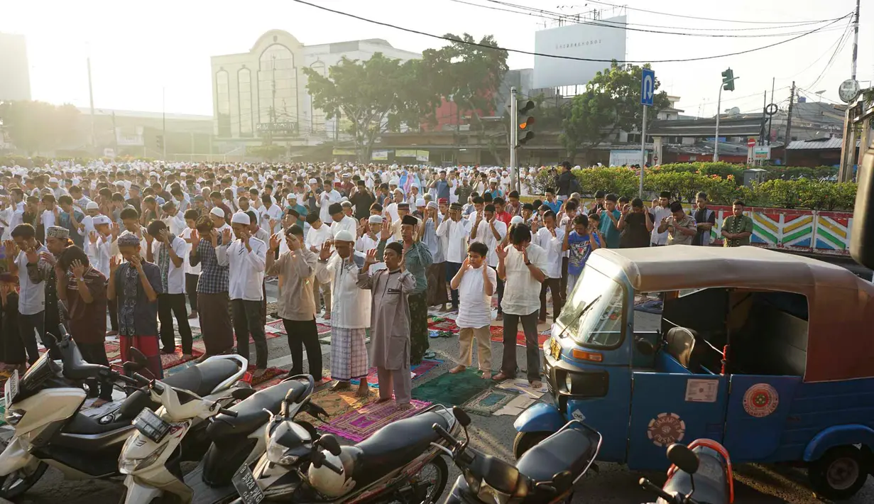 Warga melaksanakan salat Id di kawasan persimpangan Pasar Senen, Jakarta, Rabu (5/6/2019). Hari Raya Idul Fitri 1440 H dirayakan berbagai umat Muslim di seluruh Indonesia dan dunia. (Liputan6.com/Immanuel Antonius)