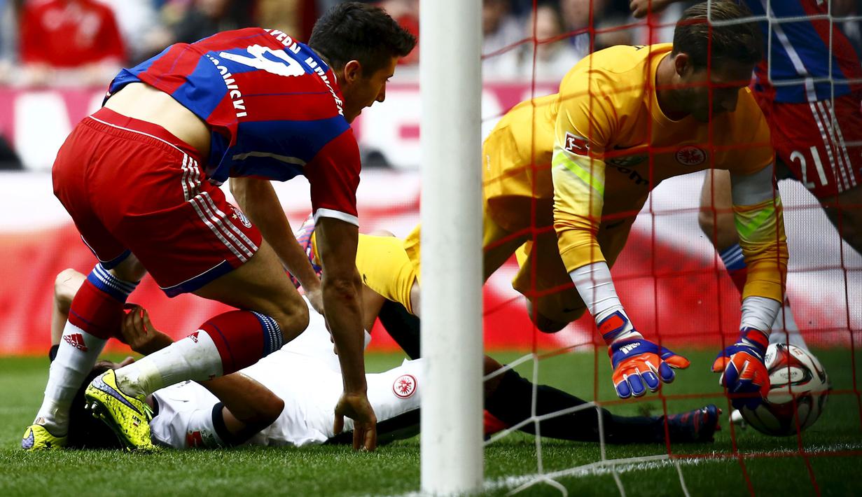 Robert Lewandowski kembali mencetak gol untuk membawa Bayern Muenchen unggul 2-0 atas Eintracht Frankfurt (REUTERS/Michael Dalder)