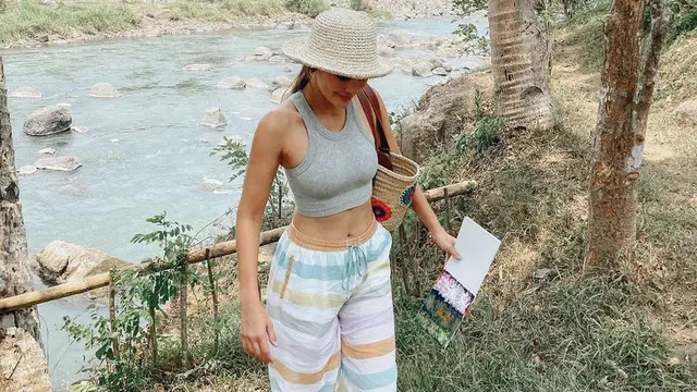 Gaya Fashion Artis Tanah Air Pamerkan Perut Ratanya