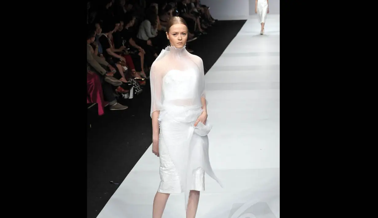 Koleksi F Budi di Jakarta Fashion Week 2015 menampilkan busana-busana yang didominasi warna putih, Sabtu (1/11/2014). (Liputan6.com/Panji Diksana)