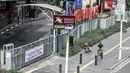 Pesepeda melintas di depan Plaza Kenari Mas yang tutup, Jakarta, Rabu (7/7/2021). Satgas COVID-19 DKI Jakarta menutup Plaza Kenari Mas setelah melanggar aturan dengan tetap beroperasi pada masa PPKM Darurat sehingga memicu kerumunan. (merdeka.com/Iqbal S. Nugroho)