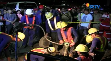 Seorang pekerja PAM Palyja tewas tertimbun saat bertugas menggali saluran air di kawasan Jembatan Tiga, Jakarta. Evakuasi korban berjalan lambat karena harus dilakukan dengan hati-hati.