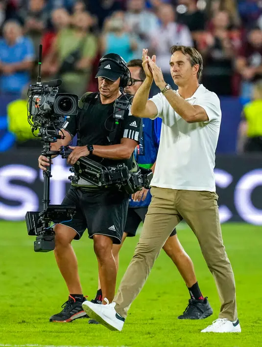 <p>Pelatih kepala Sevilla Julen Lopetegui bertepuk tangan usai melawan Borussia Dortmund pada pertandingan Grup G Liga Champions di Stadion Ramon Sanchez Pizjuan, Sevilla, Spanyol, 5 Oktober 2022. Sevilla langsung mengumumkan pemecatan Julen Lopetegui lewat situs resmi. (AP Photo/Jose Breton)</p>