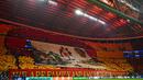Momen respect ditunjukkan oleh suporter Galatasaray dalam laga leg 1 16 besar Liga Champions 2025/2026 melawan Liverpool di Ali Sami Yen Sports Complex, Istanbul, Turki, Selasa (10/03/2026) waktu setempat. (AFP/Yasin Akgul)