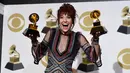 Laura Daigle berpose dengan penghargaan Grammy Awards 2019 di Staples Center, Los Angeles, AS, Minggu (10/2). Laura meraih Best Contemporary Christian Music Album dan Best Contemporary Christian Music Performance/Song.(Photo by Chris Pizzello/Invision/AP)