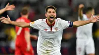 Kapten Sevilla, Coke, saat melakukan selebrasi usai mencetak gol ke gawang Liverpool pada pertandingan final Liga Europa, di St Jakob-Park, Rabu atau Kamis (19/5/2016) dini hari WIB. (AFP/Michael Buholzer). 