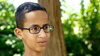 Ahmed Mohamed, yang saat itu berusia 14 tahun, menjadi sensasi internet setelah diborgol dan ditahan selama berjam-jam karena membawa jam buatannya ke sekolah di kota Irving Texas, dekat Dallas (Foto AFP