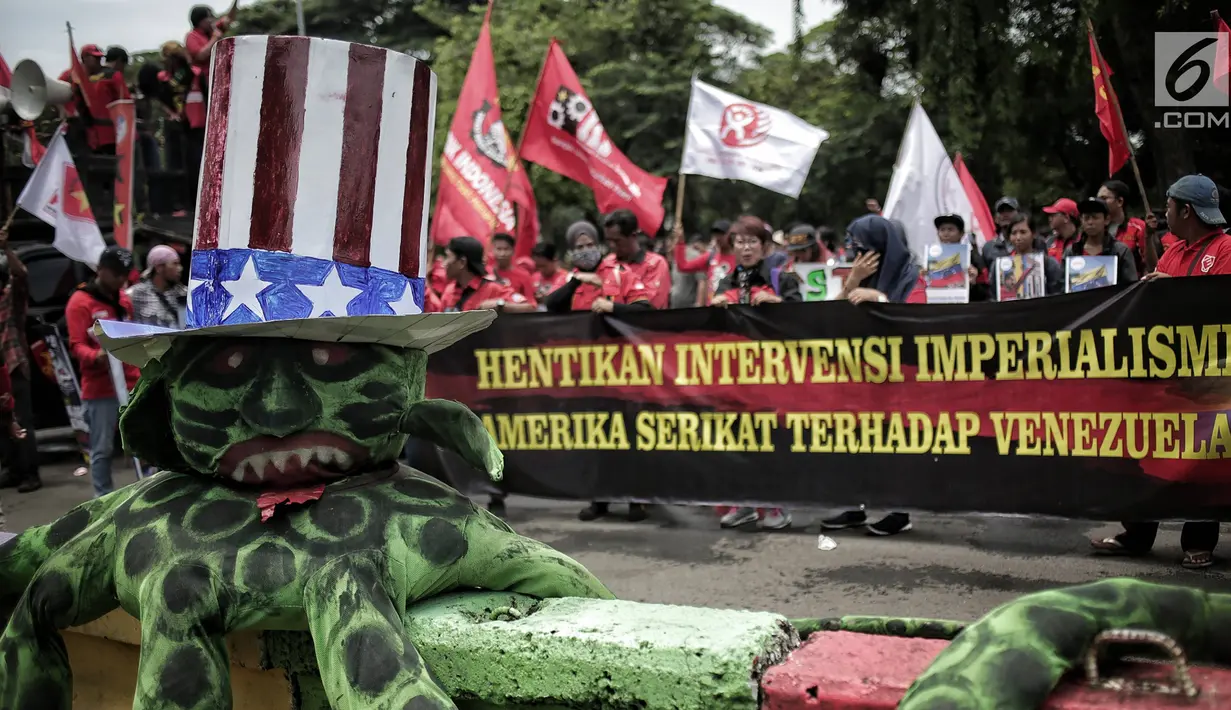 Massa yang tergabung dalam Gerakan Buruh untuk Rakyat (Gebrak) menggelar unjuk rasa di depan Kedutaan Besar Amerika Serikat, Jakarta, Selasa (12/2). Massa memenuhi ruas jalan dengan membawa spanduk dukungan terhadap Venezuela. (Liputan6.com/Faizal Fanani)