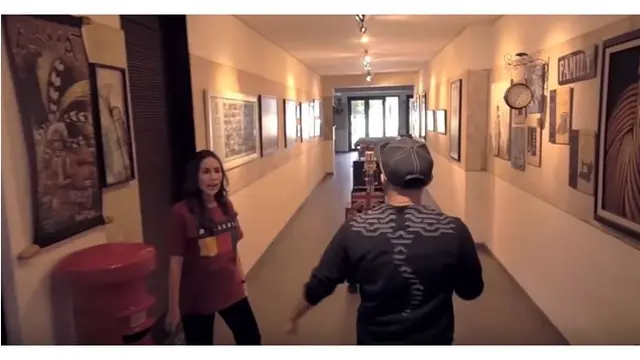 Di dalam rumah mewah Momo Geisha juga terdapat ruang gallery, megah dan indah.